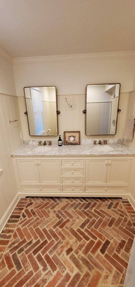 Imagen de cuarto de baño doble y a medida de tamaño medio con armarios estilo shaker, puertas de armario blancas, suelo de ladrillo, lavabo bajoencimera, encimera de cuarcita, encimeras grises y machihembrado