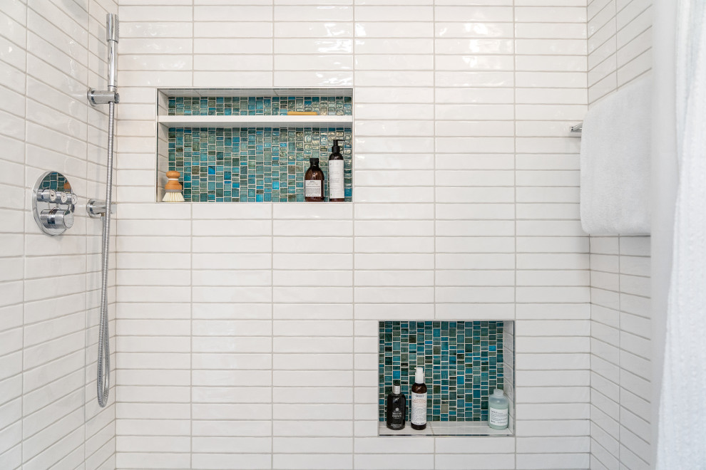 Пример оригинального дизайна: главная ванная комната среднего размера в стиле неоклассика (современная классика) с плоскими фасадами, темными деревянными фасадами, ванной в нише, душем над ванной, раздельным унитазом, белой плиткой, белыми стенами, полом из керамической плитки, врезной раковиной, столешницей из кварцита, бирюзовым полом, шторкой для ванной, белой столешницей, нишей, тумбой под одну раковину, встроенной тумбой и деревянным потолком