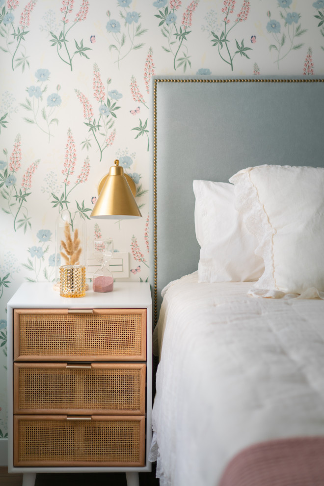 На фото: гостевая спальня среднего размера, (комната для гостей), в белых тонах с отделкой деревом в стиле рустика с синими стенами, полом из ламината, коричневым полом и обоями на стенах