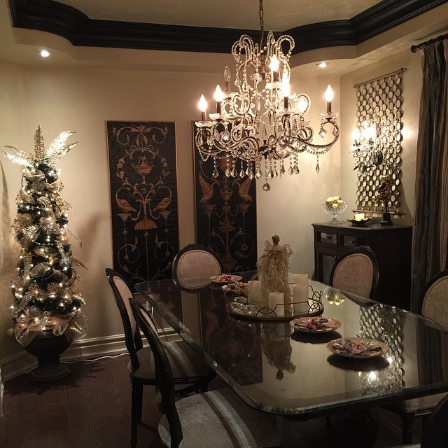 Dining room - transitional dining room idea in Toronto