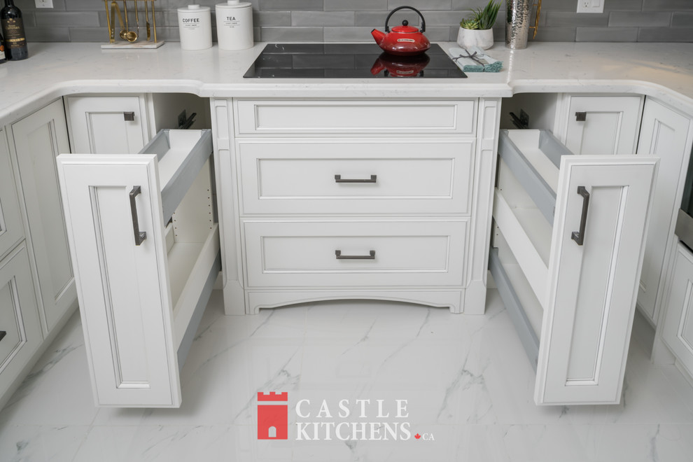 Inspiration for a transitional home design remodel in Toronto