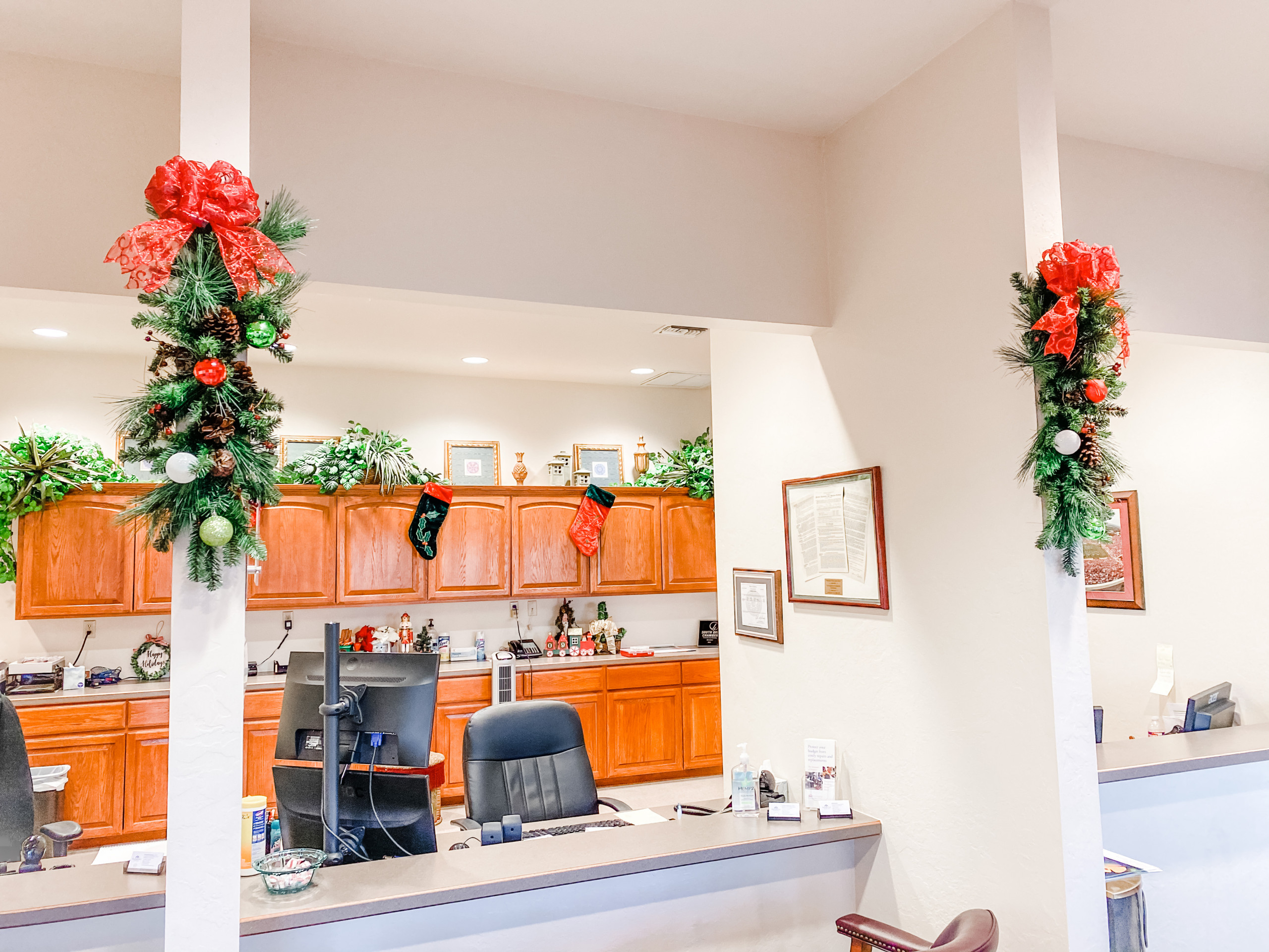 Tomlinson Farmer's Insurance Christmas Decor