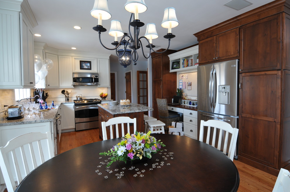 Kitchen - traditional kitchen idea in Chicago