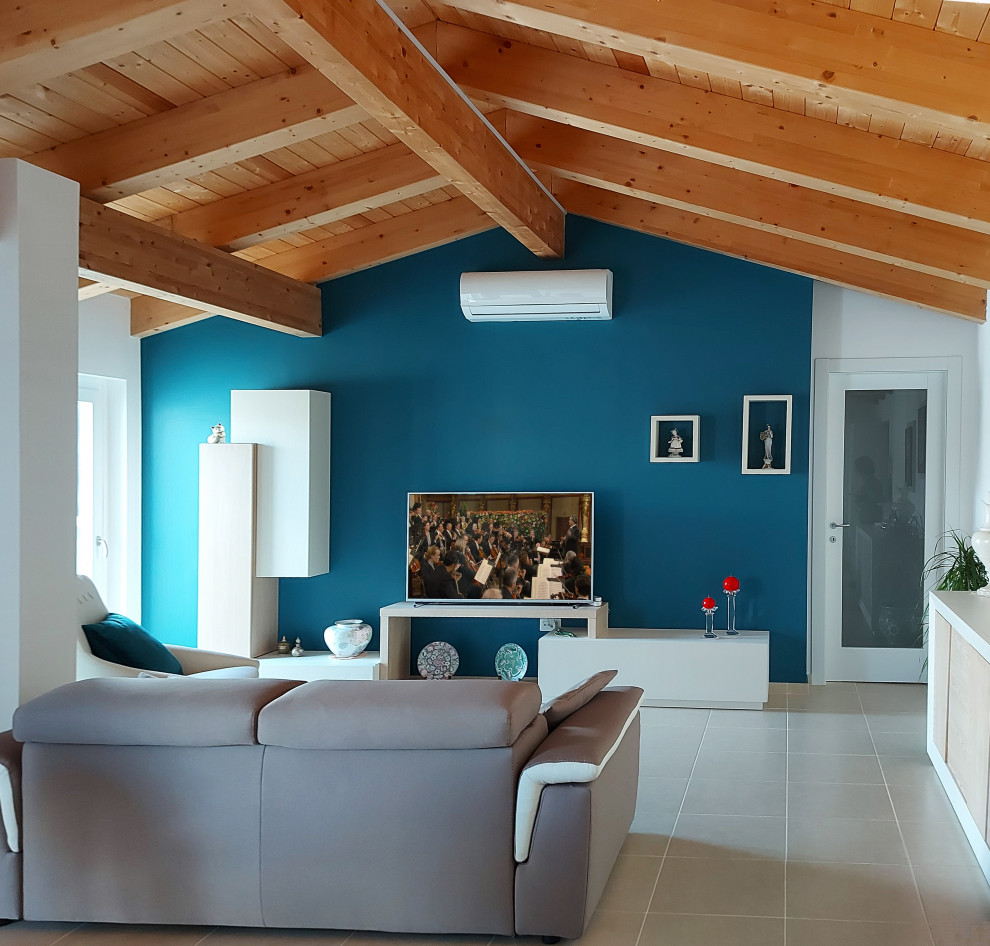 Пример оригинального дизайна: двухуровневая гостиная комната среднего размера в современном стиле с синими стенами, полом из керамогранита, телевизором на стене, белым полом и деревянным потолком