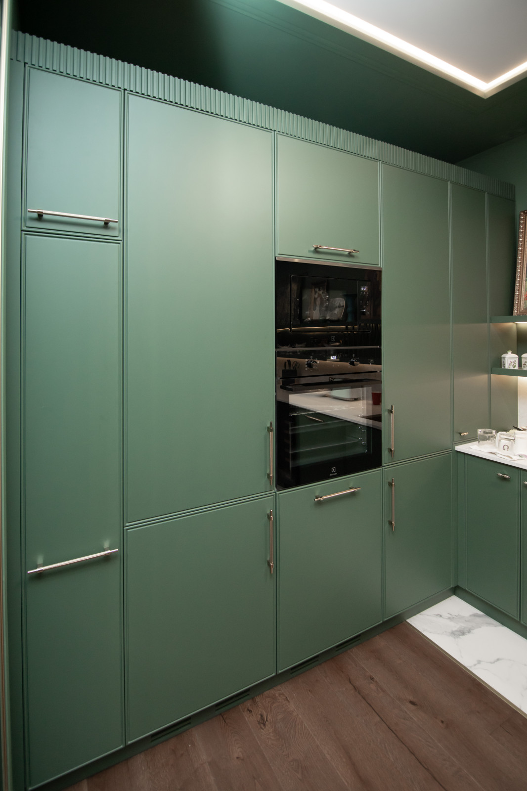 Стильная неоклассическая кухня в темно-изумрудном цвете