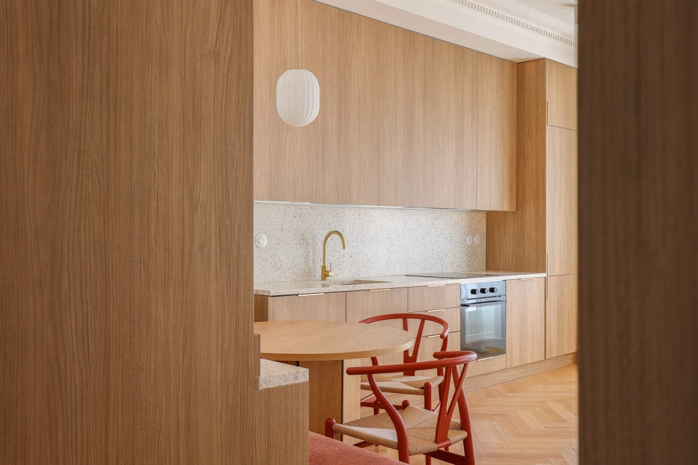 Inredning av ett klassiskt mellanstort flerfärgad linjärt flerfärgat kök och matrum, med en integrerad diskho, luckor med profilerade fronter, skåp i ljust trä, bänkskiva i terrazo, flerfärgad stänkskydd, stänkskydd i marmor, integrerade vitvaror, ljust trägolv och brunt golv