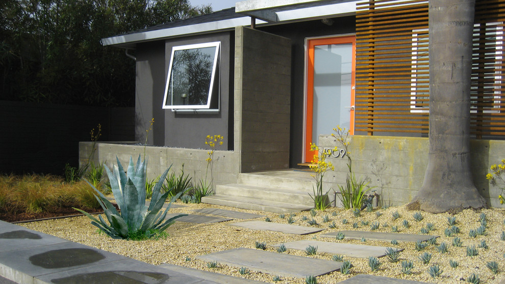 Photo of a contemporary one-storey exterior in Los Angeles.