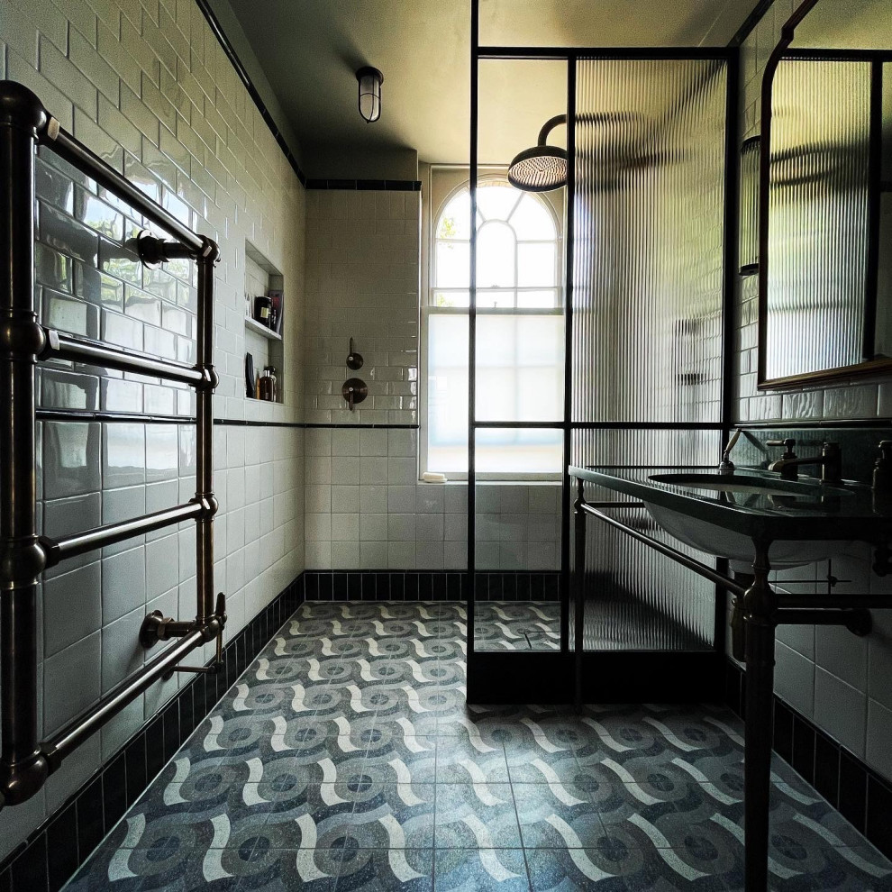 Idéer för mellanstora vintage grönt badrum med dusch, med en öppen dusch, en vägghängd toalettstol, grön kakel, keramikplattor, vita väggar, cementgolv, ett nedsänkt handfat, marmorbänkskiva, flerfärgat golv och med dusch som är öppen