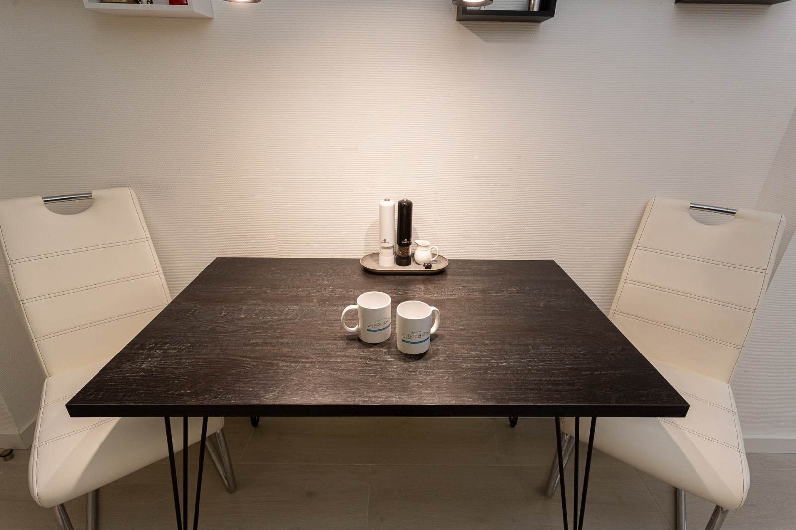 Черно-белая кухня с фартуком мозаика