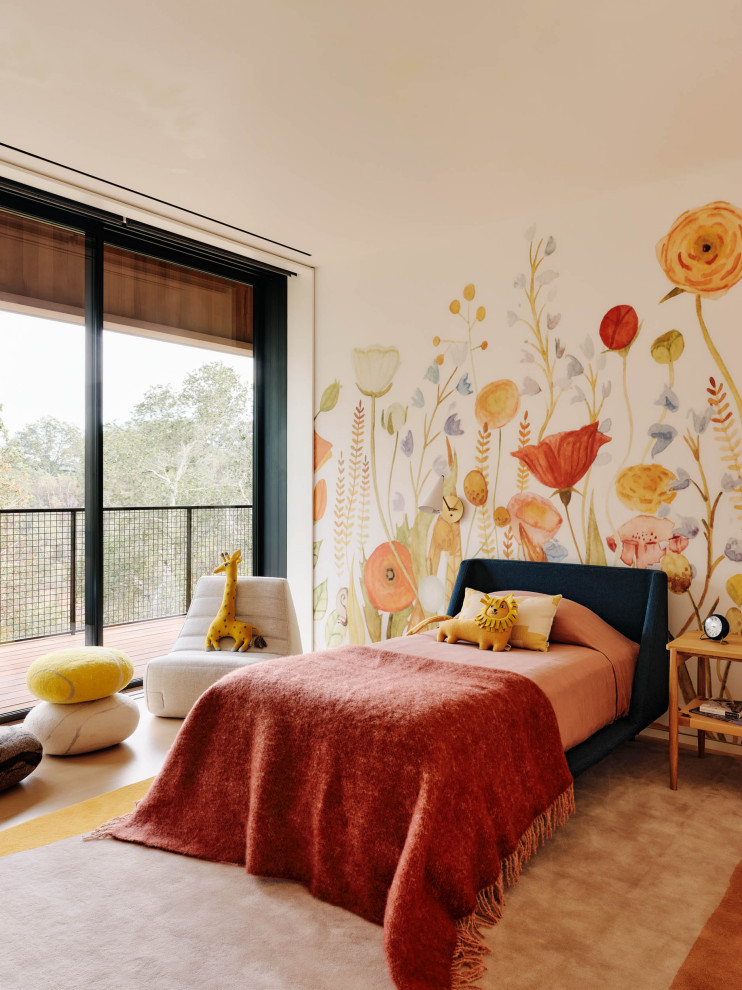 На фото: огромная детская в стиле модернизм с спальным местом, разноцветными стенами и обоями на стенах для ребенка от 4 до 10 лет, девочки