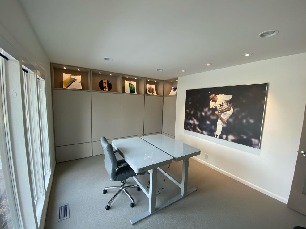 Modernes Arbeitszimmer mit weißer Wandfarbe, Teppichboden, freistehendem Schreibtisch und beigem Boden in Salt Lake City