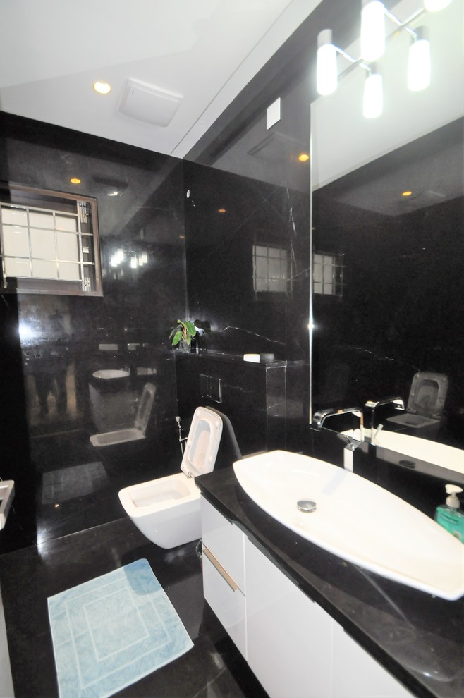Modernes Badezimmer in Bangalore