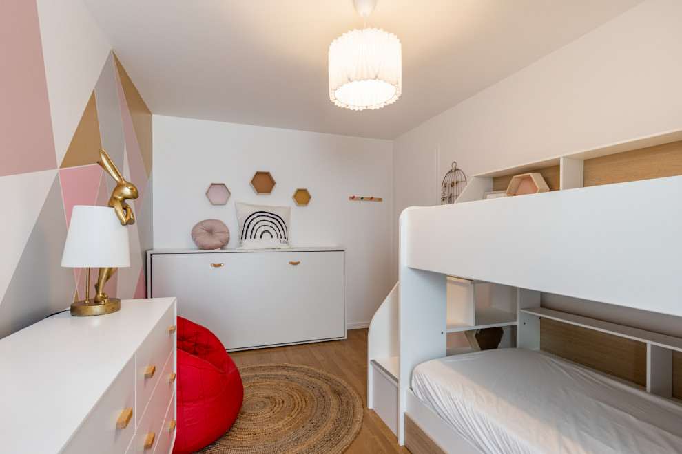 Cette image montre une chambre d'enfant design de taille moyenne avec un mur multicolore, parquet clair et un lit superposé.