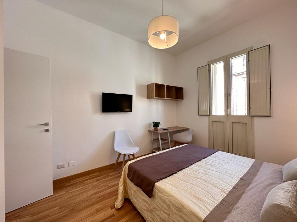 他の地域にある小さな北欧スタイルのおしゃれな寝室 (白い壁、淡色無垢フローリング) のインテリア