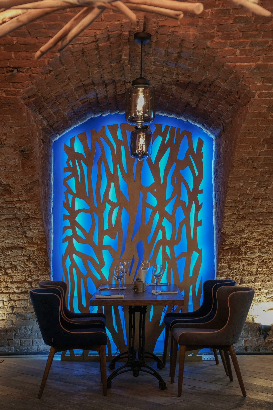 Винный погреб с барной стойкой из дров и камином