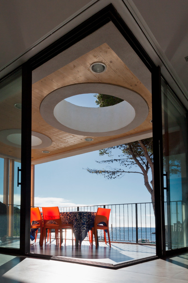 Design ideas for a mid-sized contemporary balcony in Marseille.