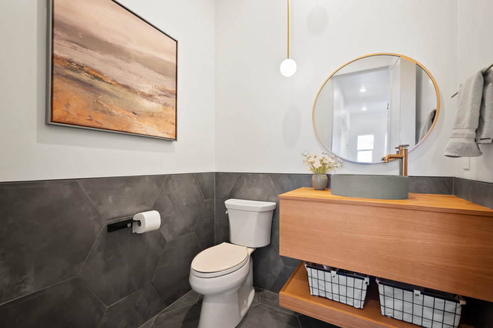 Idées déco pour un petit WC et toilettes classique en bois clair avec un carrelage gris, des carreaux de céramique, un mur blanc, un sol en carrelage de céramique, une vasque, un sol gris, meuble-lavabo suspendu et boiseries.