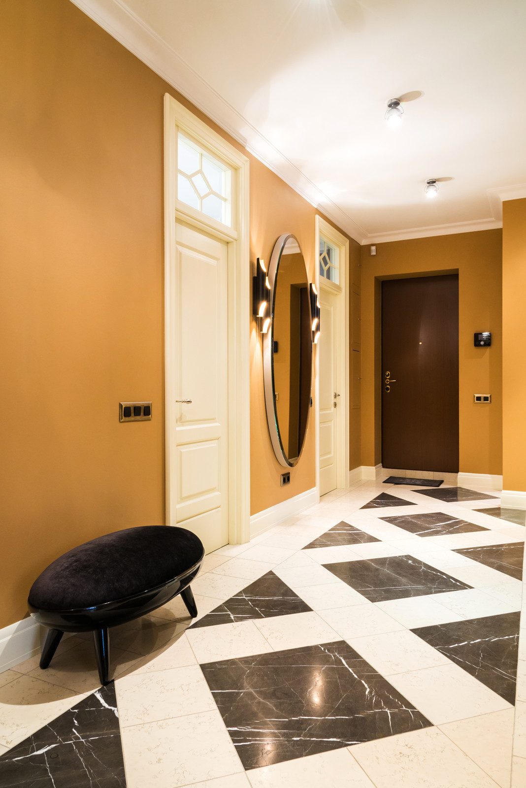 В гостях: Неоклассика и 1960-е в нейтральных тонах в центре Петербурга