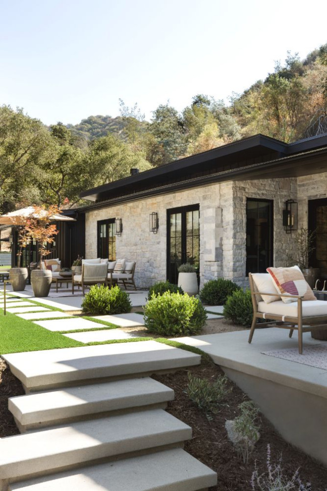 Mittelgroßer, Unbedeckter Moderner Patio hinter dem Haus mit Kübelpflanzen in Los Angeles