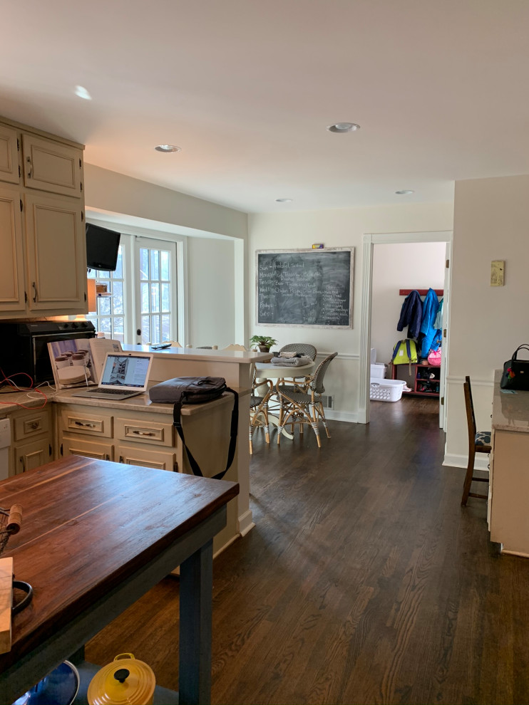Example of a transitional home design design in Atlanta