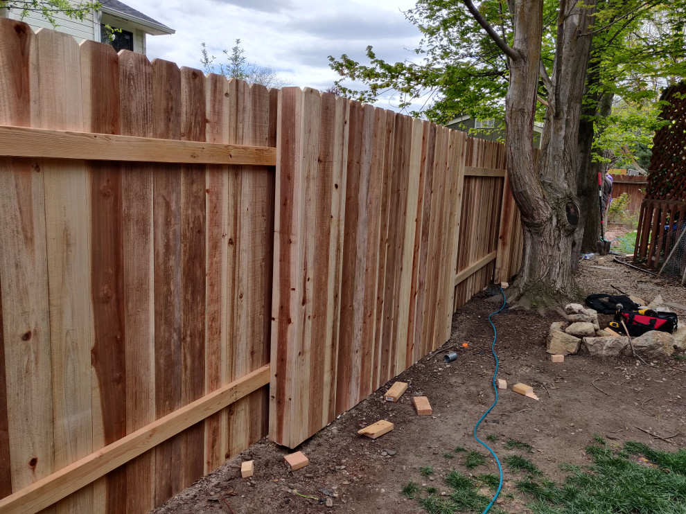 Esempio di un privacy in giardino classico con recinzione in legno
