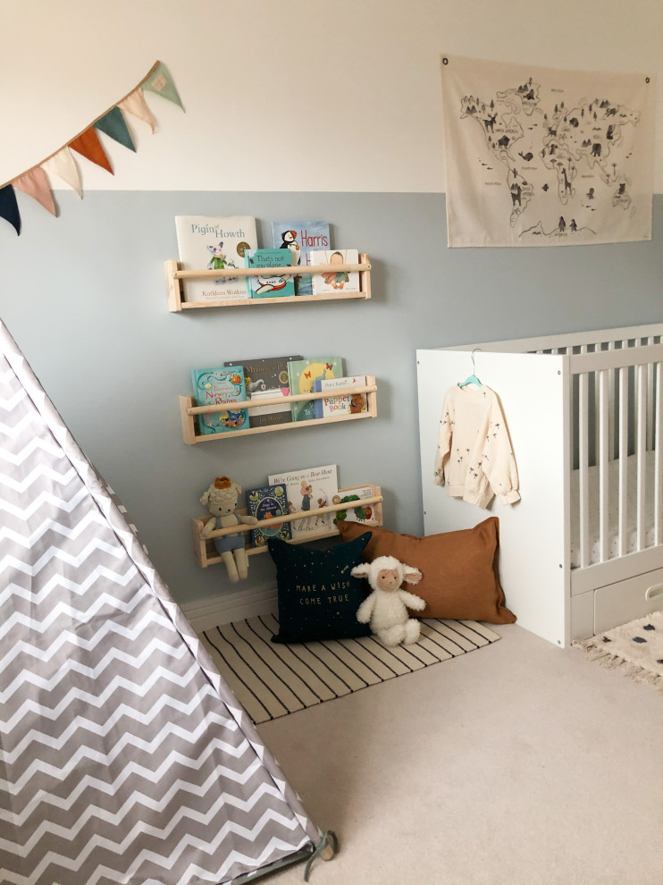 Пример оригинального дизайна: маленькая комната для малыша в стиле модернизм с синими стенами, ковровым покрытием и бежевым полом для на участке и в саду, мальчика