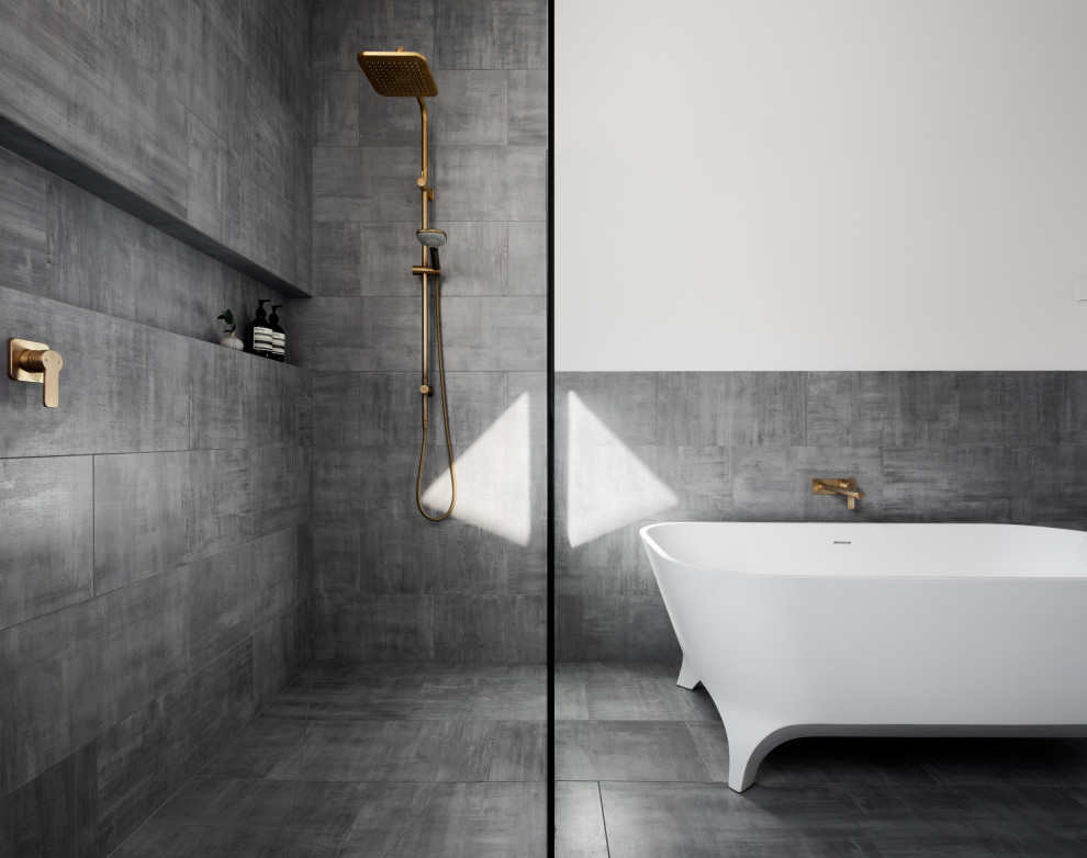 Großes Modernes Kinderbad mit freistehender Badewanne, offener Dusche, grauen Fliesen, weißer Wandfarbe, Keramikboden, grauem Boden, offener Dusche und Wandnische in Melbourne