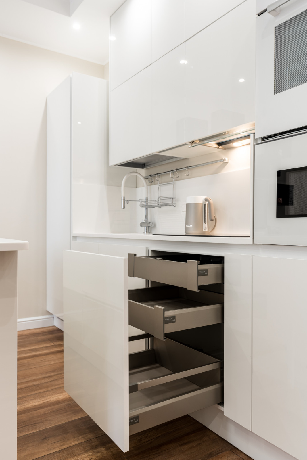 Белая кухня, черные кубы. Модель Vector. Дизайнер Игорь Степанов