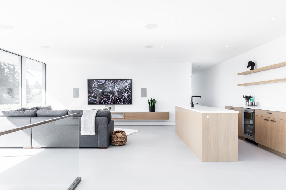 Inspiration för stora moderna öppna hemmabior, med vita väggar, betonggolv, en väggmonterad TV och grått golv