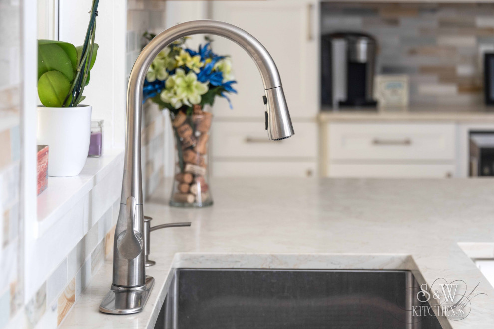 Example of a transitional kitchen design in Orlando