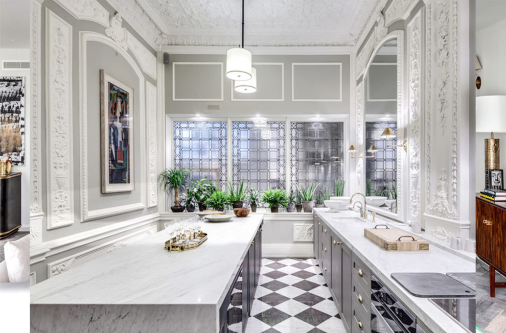 Bild på ett avskilt, mycket stort vintage flerfärgad linjärt flerfärgat kök, med en nedsänkt diskho, skåp i shakerstil, grå skåp, marmorbänkskiva, stänkskydd i marmor, integrerade vitvaror, marmorgolv, en köksö och flerfärgat golv