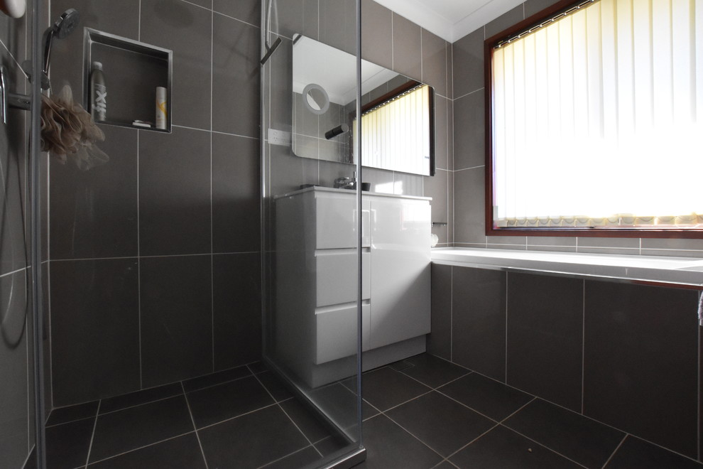 Inspiration for a modern bathroom in Sydney.