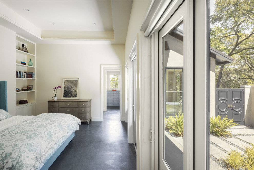Ejemplo de dormitorio principal clásico renovado grande sin chimenea con paredes blancas, suelo de cemento, suelo gris y casetón