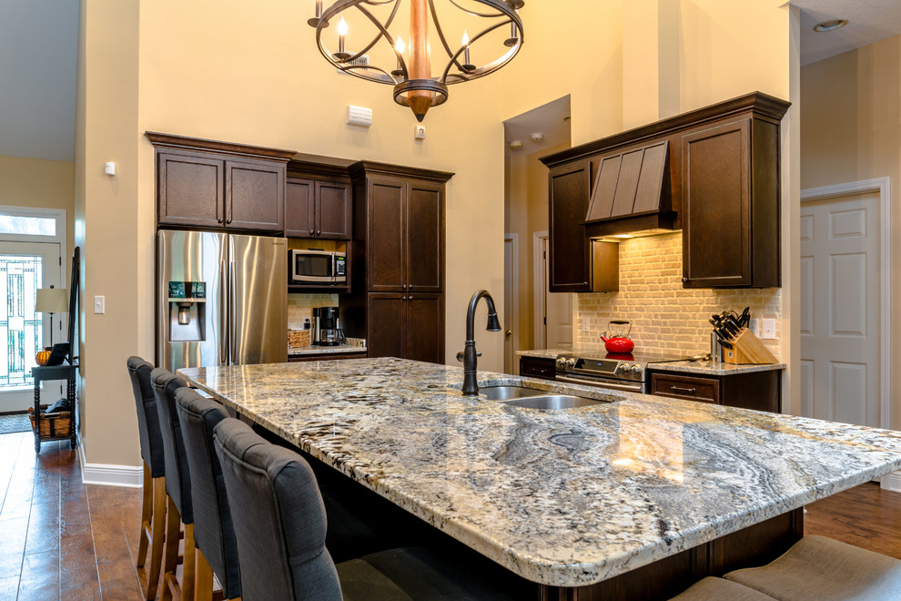 Kitchen - transitional kitchen idea in Miami
