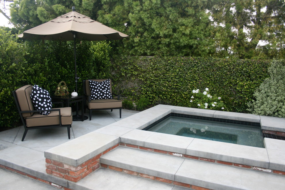 Design ideas for a traditional patio in Los Angeles.