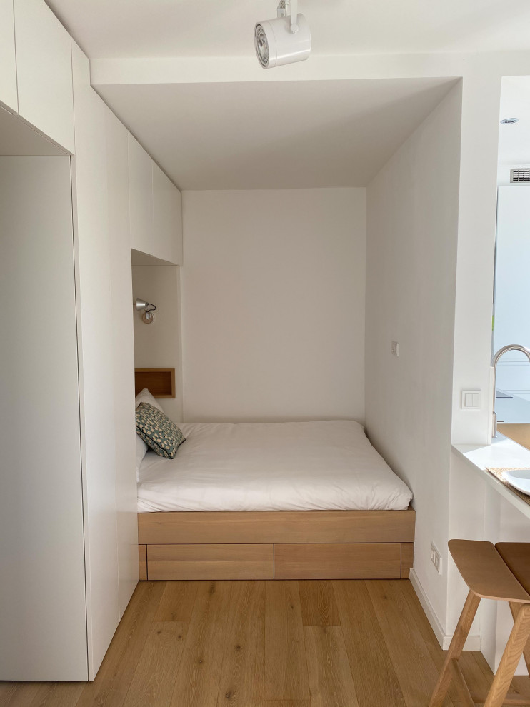 This is an example of a modern bedroom in Munich.