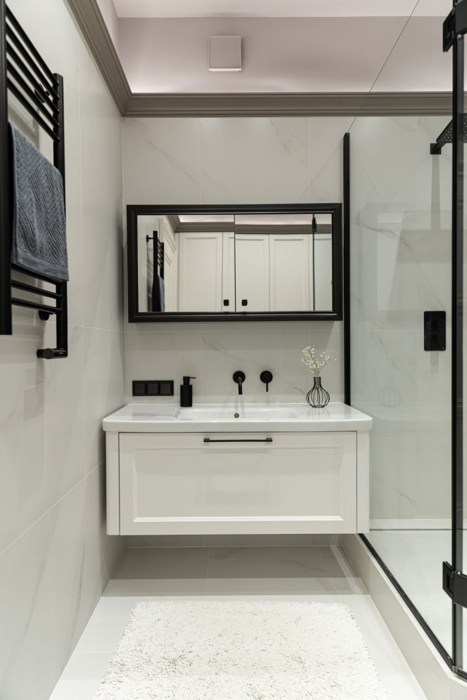 Klassisk inredning av ett mellanstort vit vitt badrum med dusch, med vita skåp och bänkskiva i akrylsten
