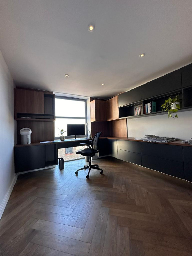 Großes Modernes Arbeitszimmer mit grauer Wandfarbe, Einbau-Schreibtisch und braunem Boden in London
