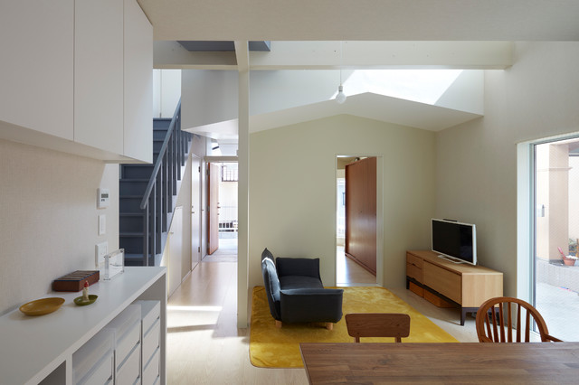 House with a Nested Room（リノベーション） modern-wohnbereich