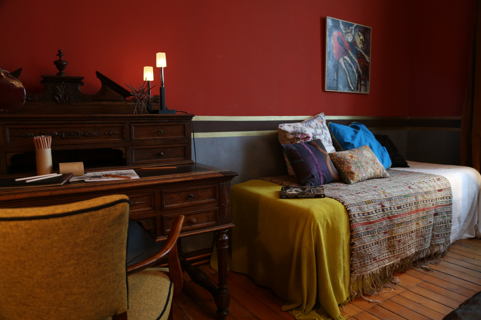 Ispirazione per una camera matrimoniale bohémian di medie dimensioni con pareti rosse e parquet chiaro