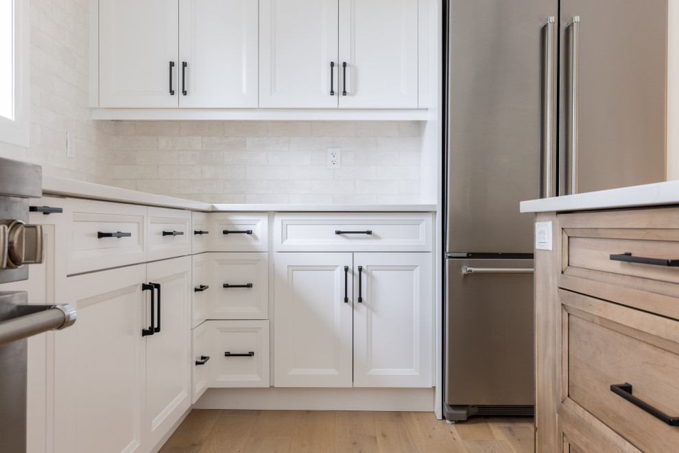 Kitchen - mid-sized transitional kitchen idea