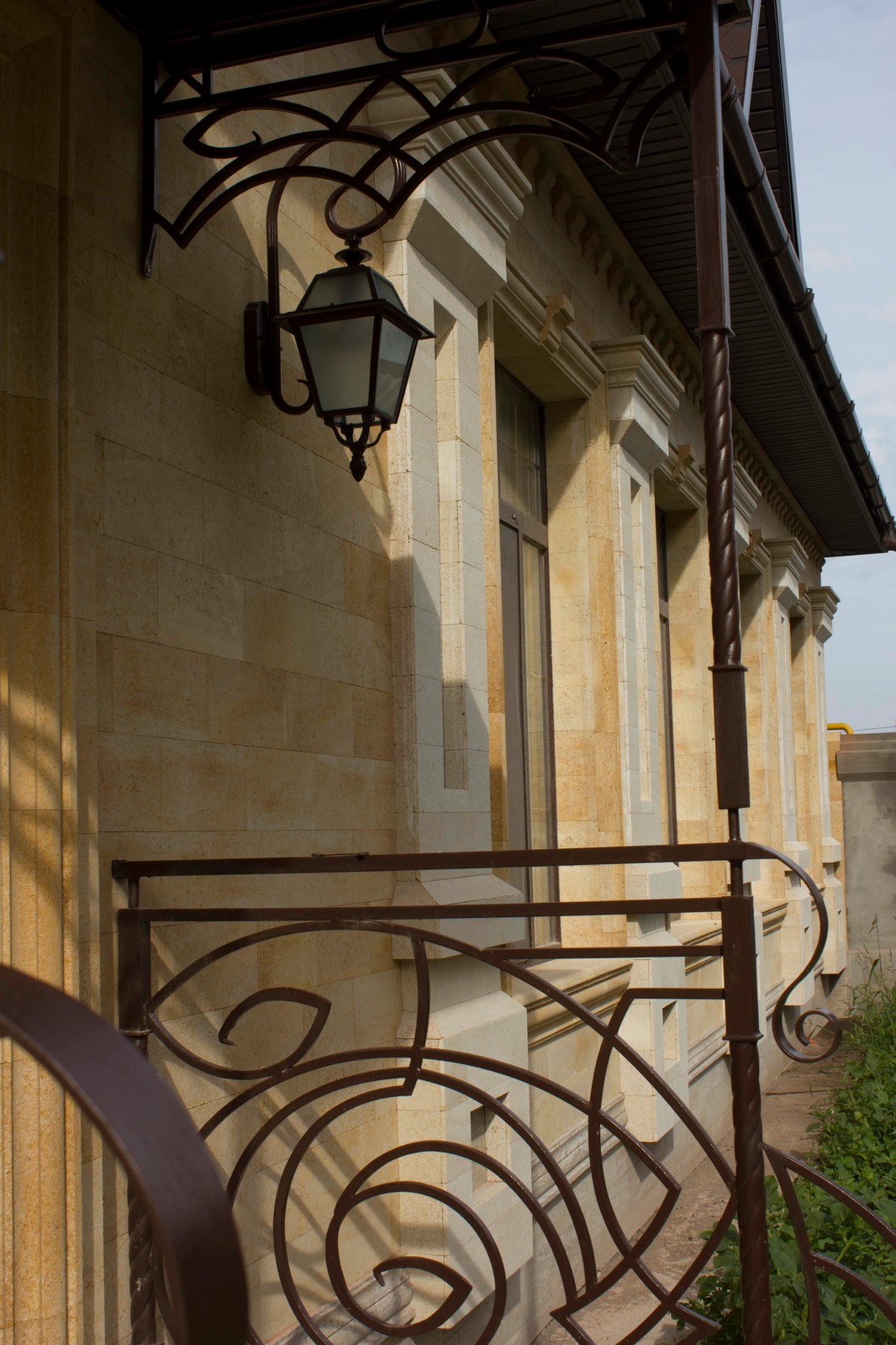 Облицовка природным камнем комплекса для отдыха с беседкой.