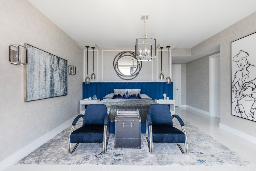 Свежая идея для дизайна: хозяйская спальня в стиле неоклассика (современная классика) с обоями на стенах - отличное фото интерьера