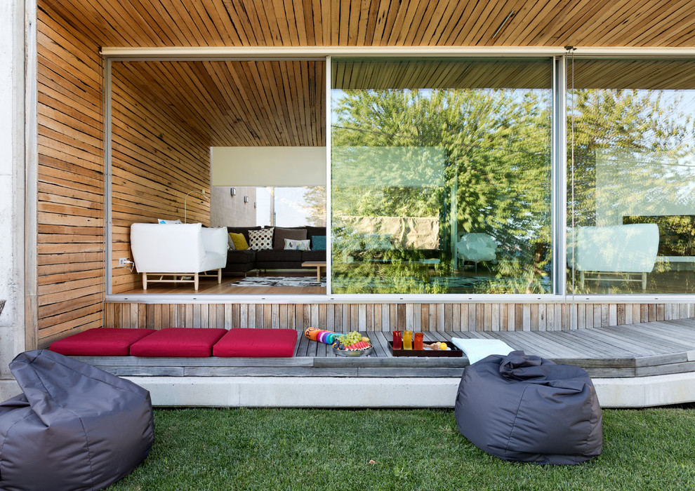 Photo of a large contemporary deck in London.