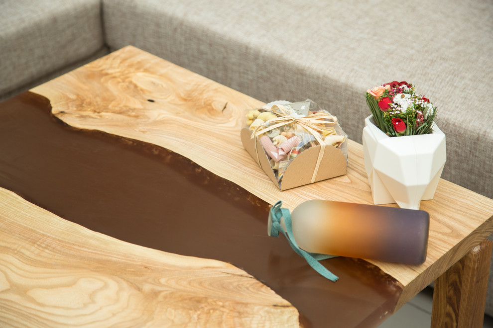 Столик из Ясеня с рекой