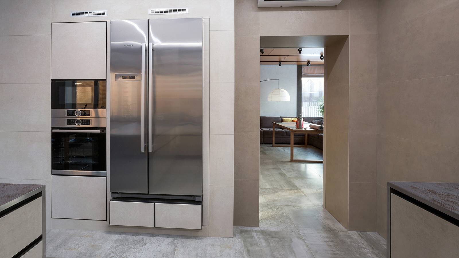 Кухня-гостиная из керамики, текстуры камень, цемент, металл