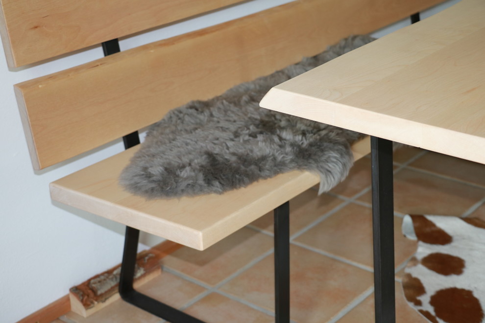 Große Industrial Wohnküche ohne Kamin mit weißer Wandfarbe, hellem Holzboden und beigem Boden in Sonstige