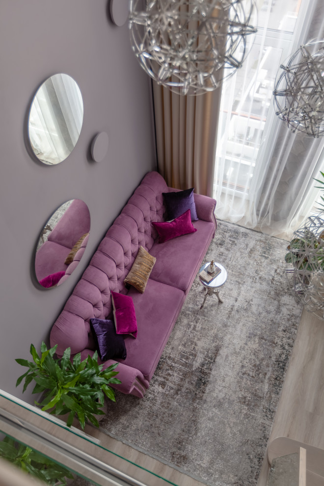 Bild på ett stort funkis loftrum, med lila väggar, vinylgolv, en väggmonterad TV och beiget golv