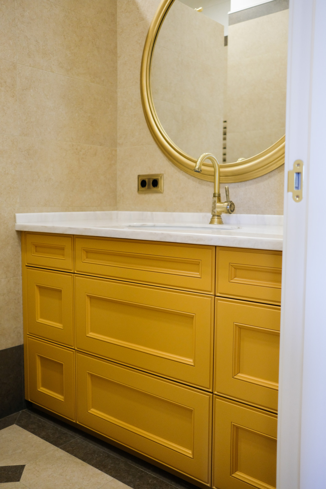 Желтая тумба в ванную