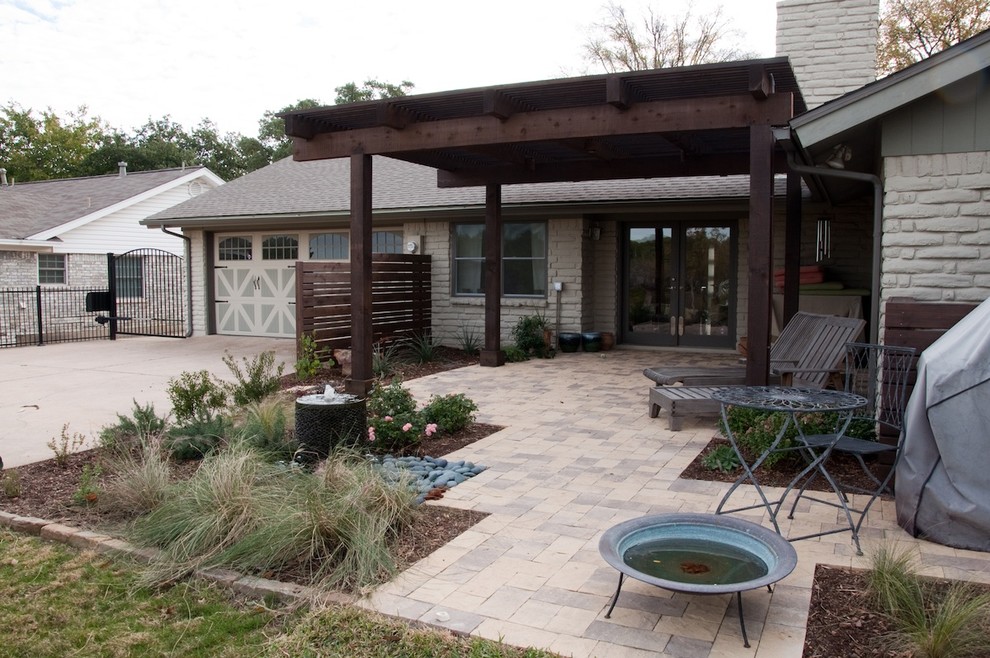 This is an example of a modern verandah in Dallas.